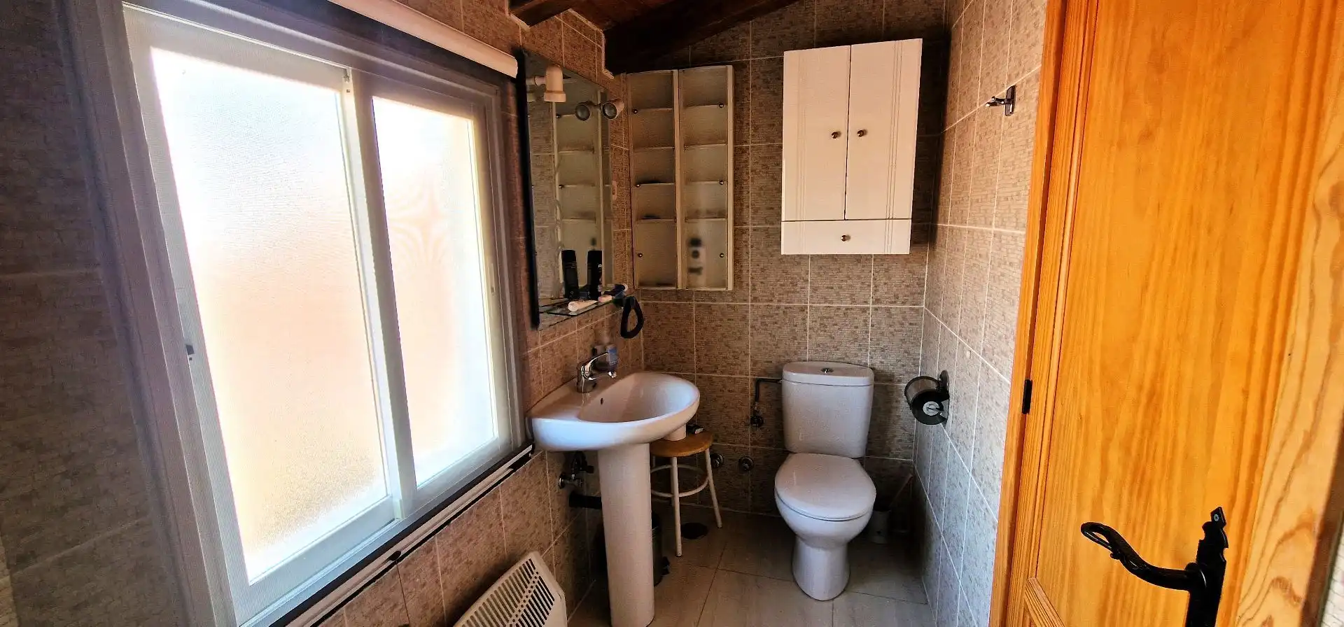 Badezimmer von Einfamilien-Reihenhaus zum Verkauf in Jarandilla de la Vera mit Klimaanlage, Terrasse und Möbliert