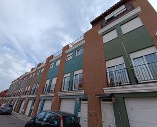 Vista exterior de Casa adosada en venda en Castellón de la Plana / Castelló de la Plana amb Aire condicionat, Terrassa i Balcó