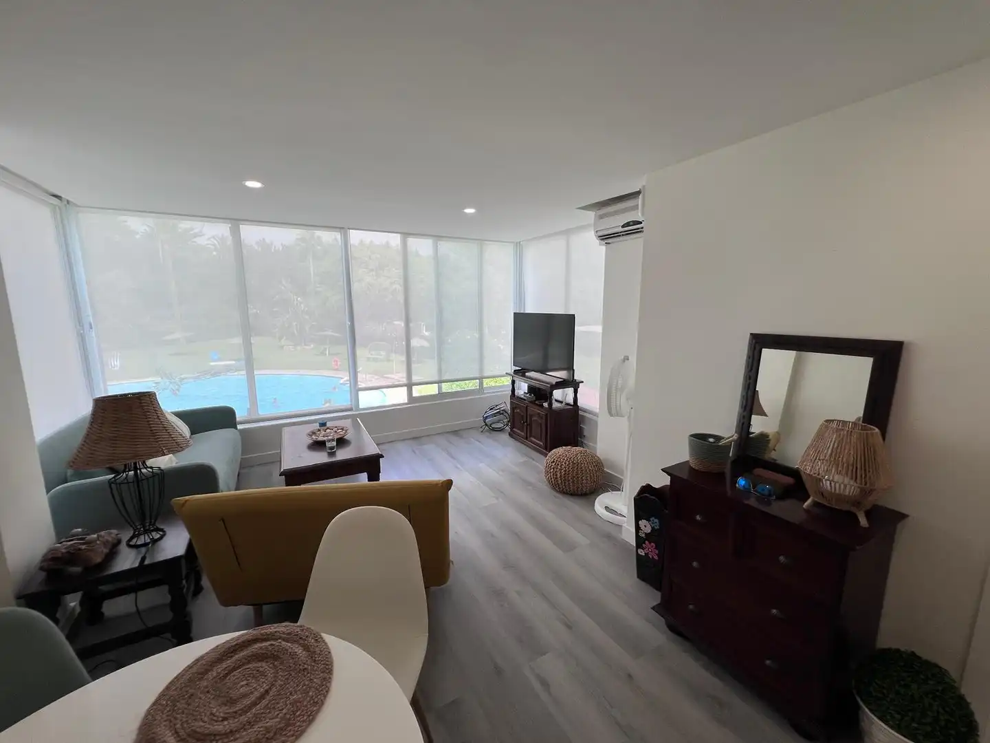 Wohnzimmer von Wohnungen zur Miete in Estepona mit Klimaanlage, Terrasse und Schwimmbad