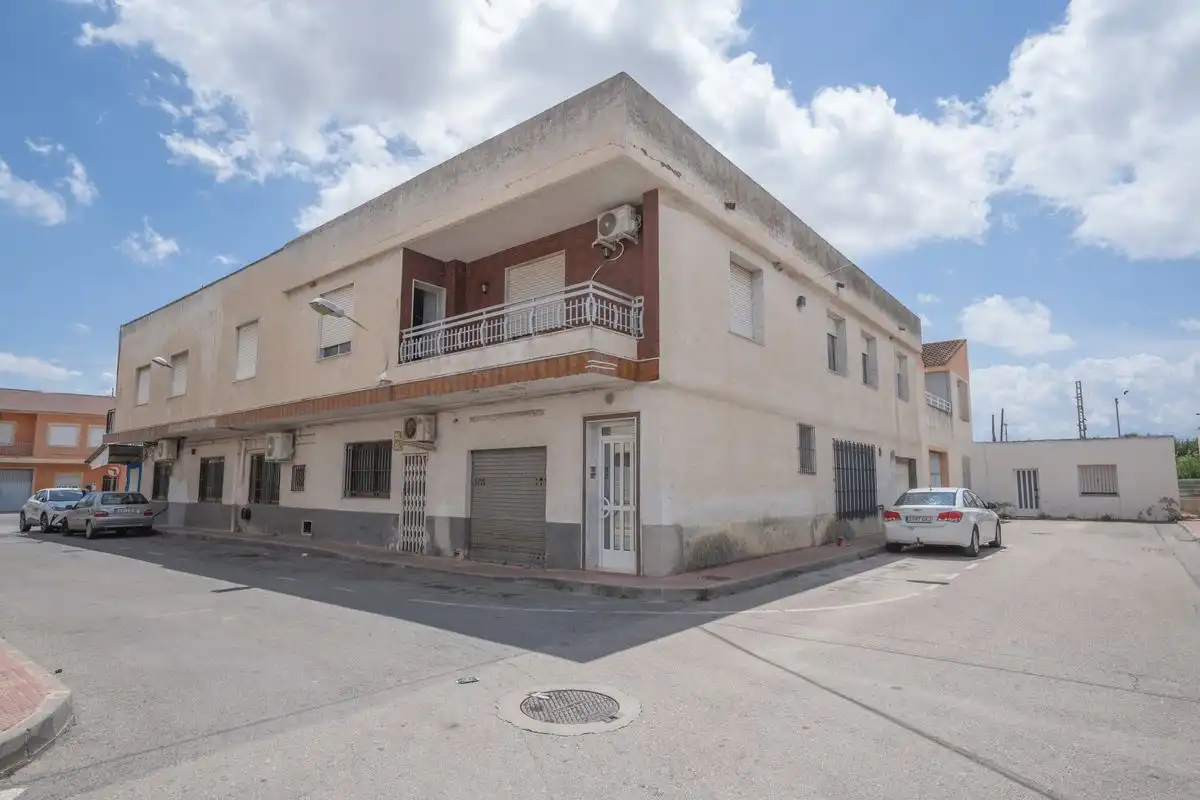 Vista exterior de Edifici en venda en Orihuela