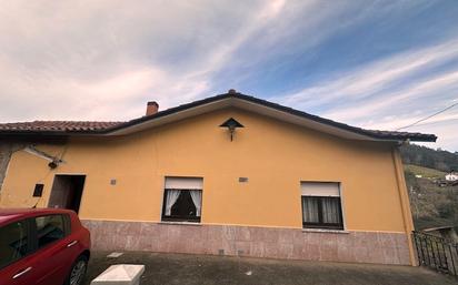 Vista exterior de Casa o xalet en venda en Soto del Barco amb Calefacció, Jardí privat i Terrassa