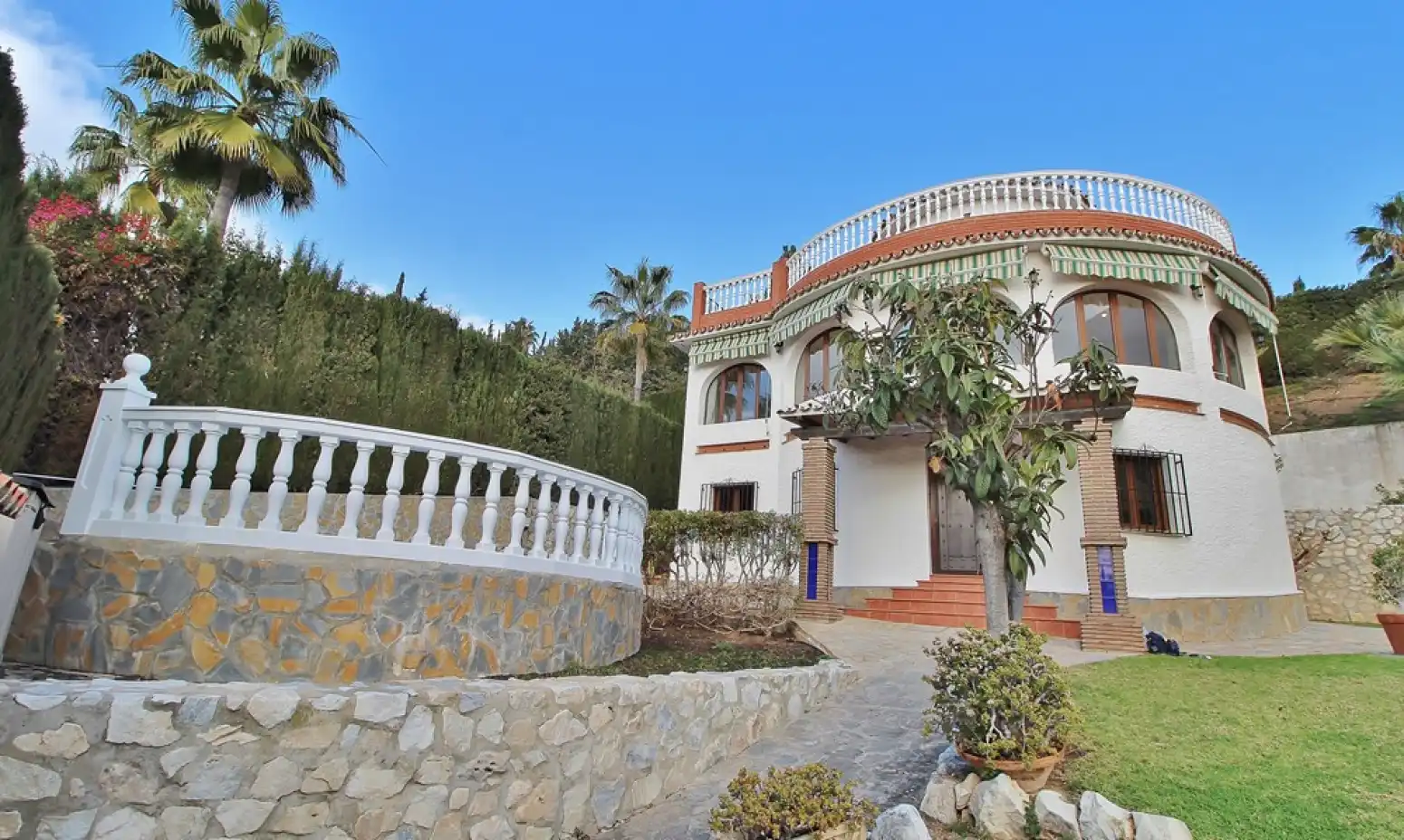 Vista exterior de Casa o xalet en venda en Rincón de la Victoria amb Aire condicionat, Jardí privat i Terrassa