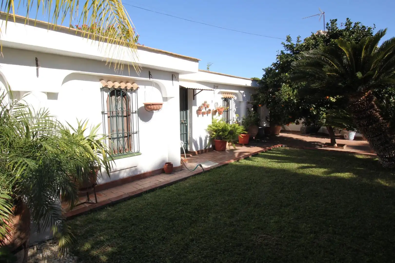 Jardí de Casa o xalet en venda en Chiclana de la Frontera amb Calefacció, Jardí privat i Traster