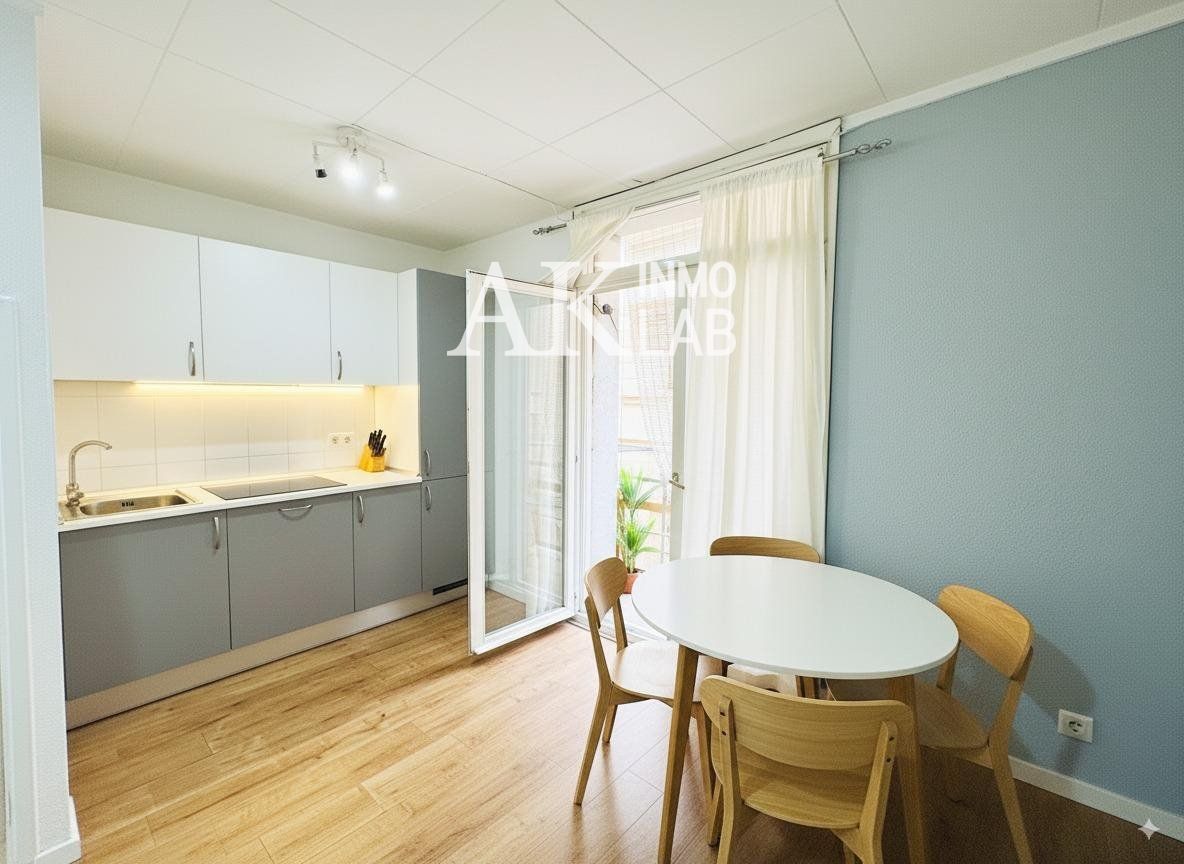 Cocina de Apartamento en venta en  Barcelona Capital con Terraza, Amueblado y Alarma