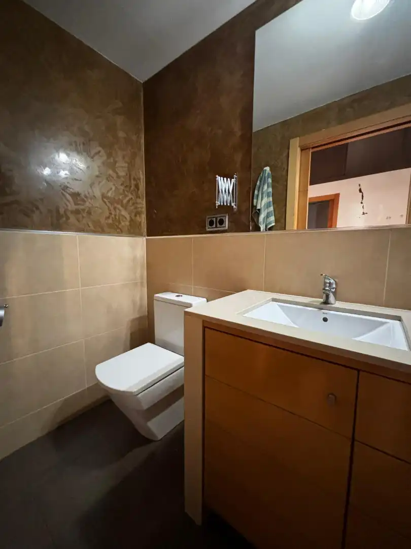 Badezimmer von Erdgeschoss zum Verkauf in Badalona mit Klimaanlage, Heizung und Parkett