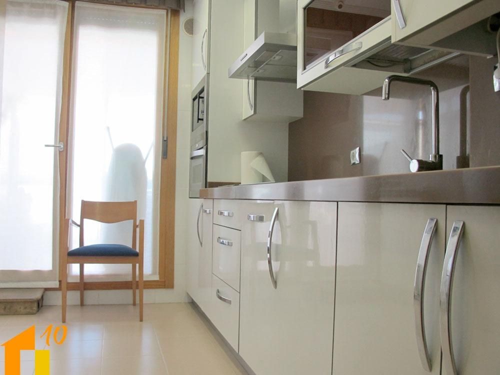 Cuina de Àtic en venda en Burgos Capital amb Calefacció i Terrassa