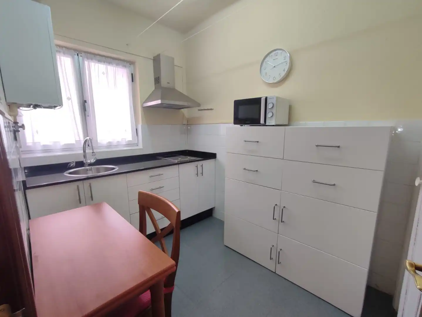 Cocina de Piso de alquiler en Gijón  con Calefacción