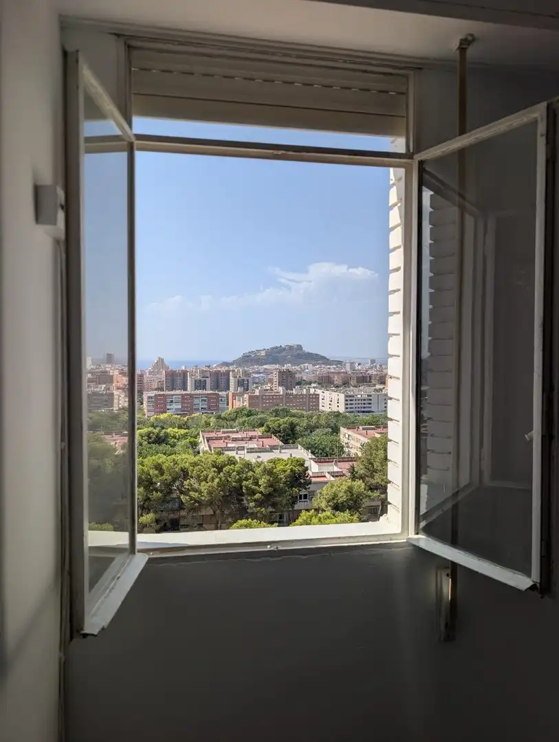 Außenansicht von Wohnung zur Miete in Alicante / Alacant mit Möbliert