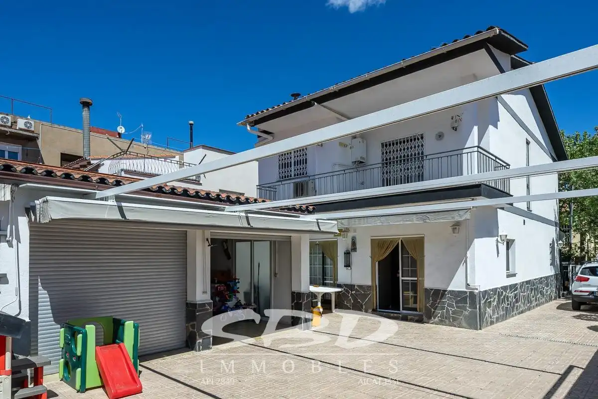 Vista exterior de Casa o xalet en venda en Barberà del Vallès amb Aire condicionat, Calefacció i Terrassa