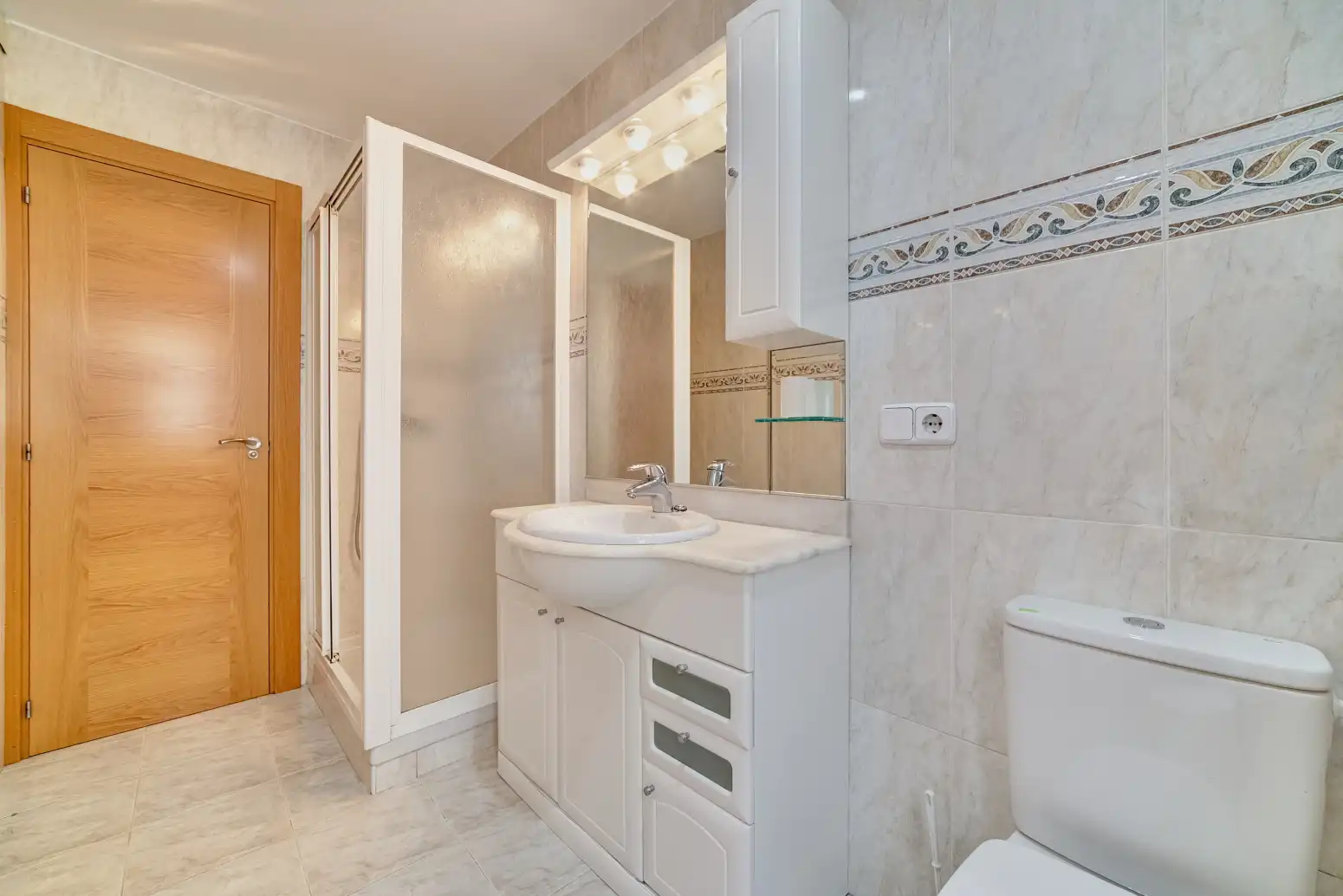 Baño de Piso en venta en Burlada / Burlata con Calefacción, Parquet y Balcón