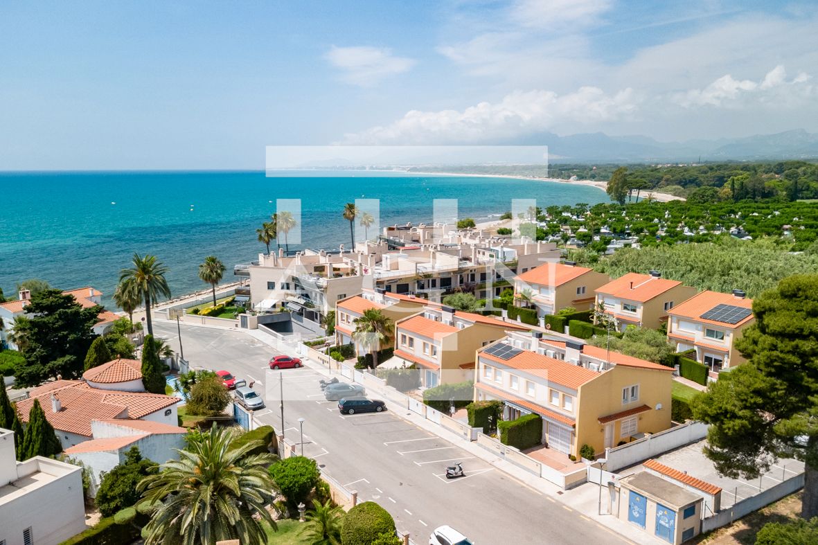 Exterior view of Single-family semi-detached for sale in Mont-roig del Camp  with Air Conditioner, Private garden and Terrace