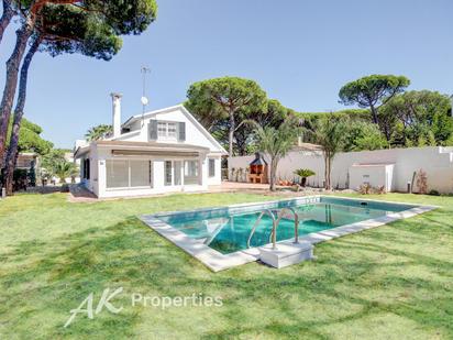 Vista exterior de Casa o xalet en venda en Castelldefels amb Aire condicionat, Terrassa i Piscina