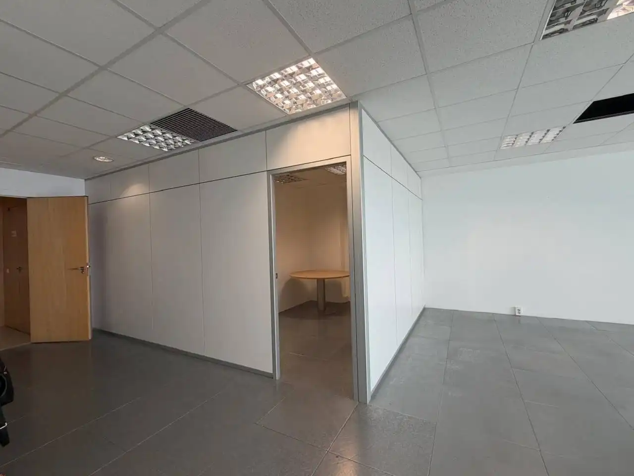 Büro zur Miete in Badalona mit Klimaanlage, Heizung und Alarm