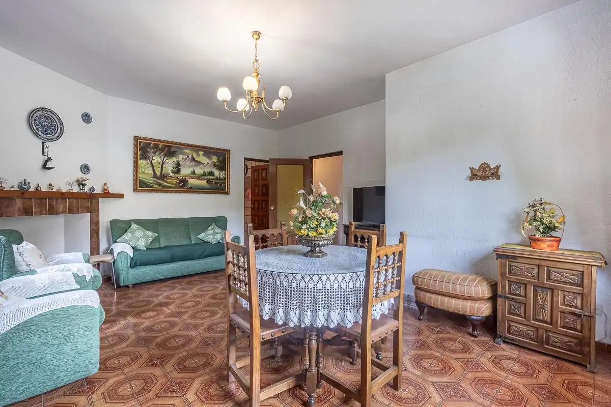 Menjador de Casa o xalet en venda en Granada amb Jardí privat, Terrassa i Piscina