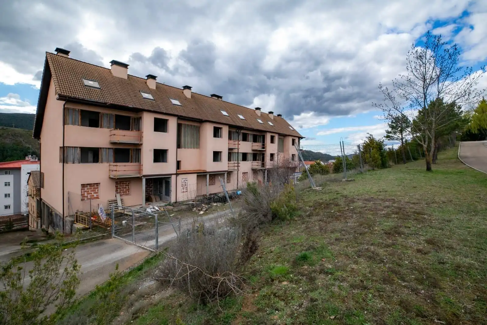 Vista exterior de Edificio en venta en Sabiñánigo