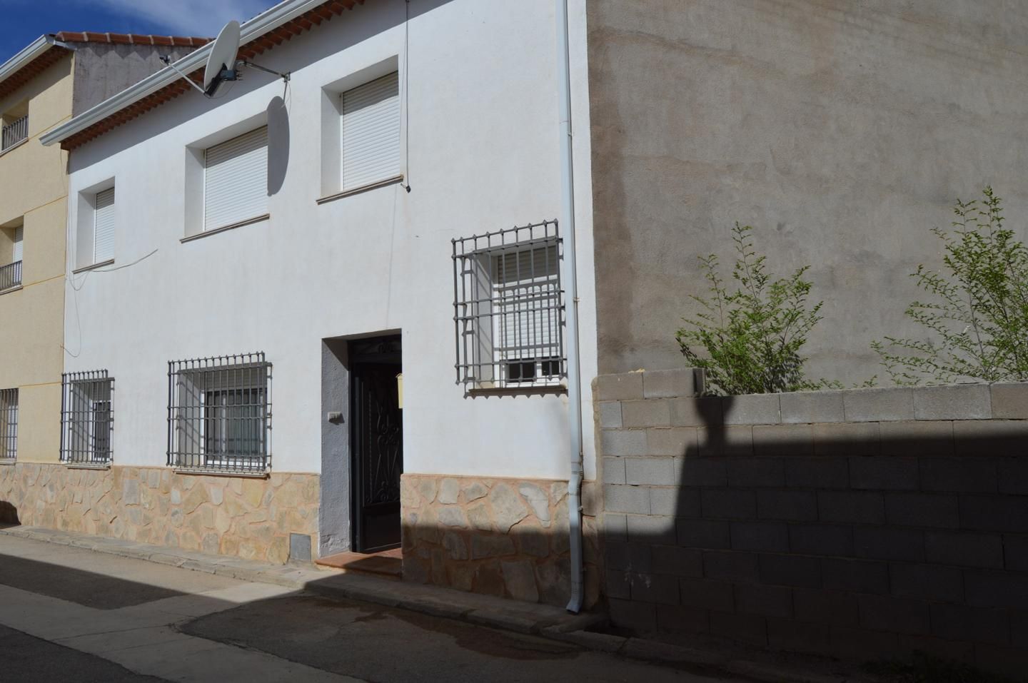 Vista exterior de Casa o xalet en venda en Montalbo amb Calefacció i Terrassa