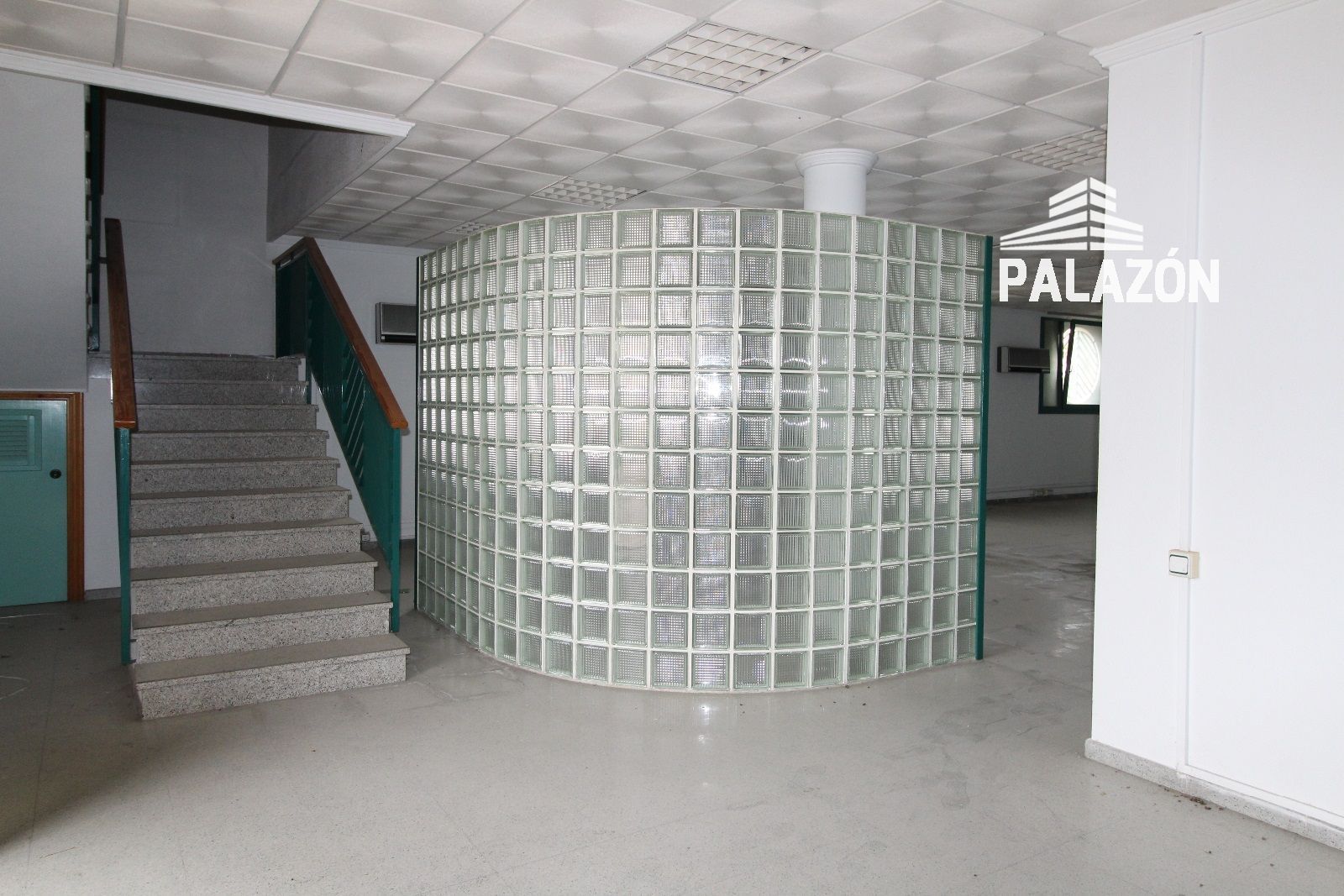 Industrial buildings to rent in Cox
