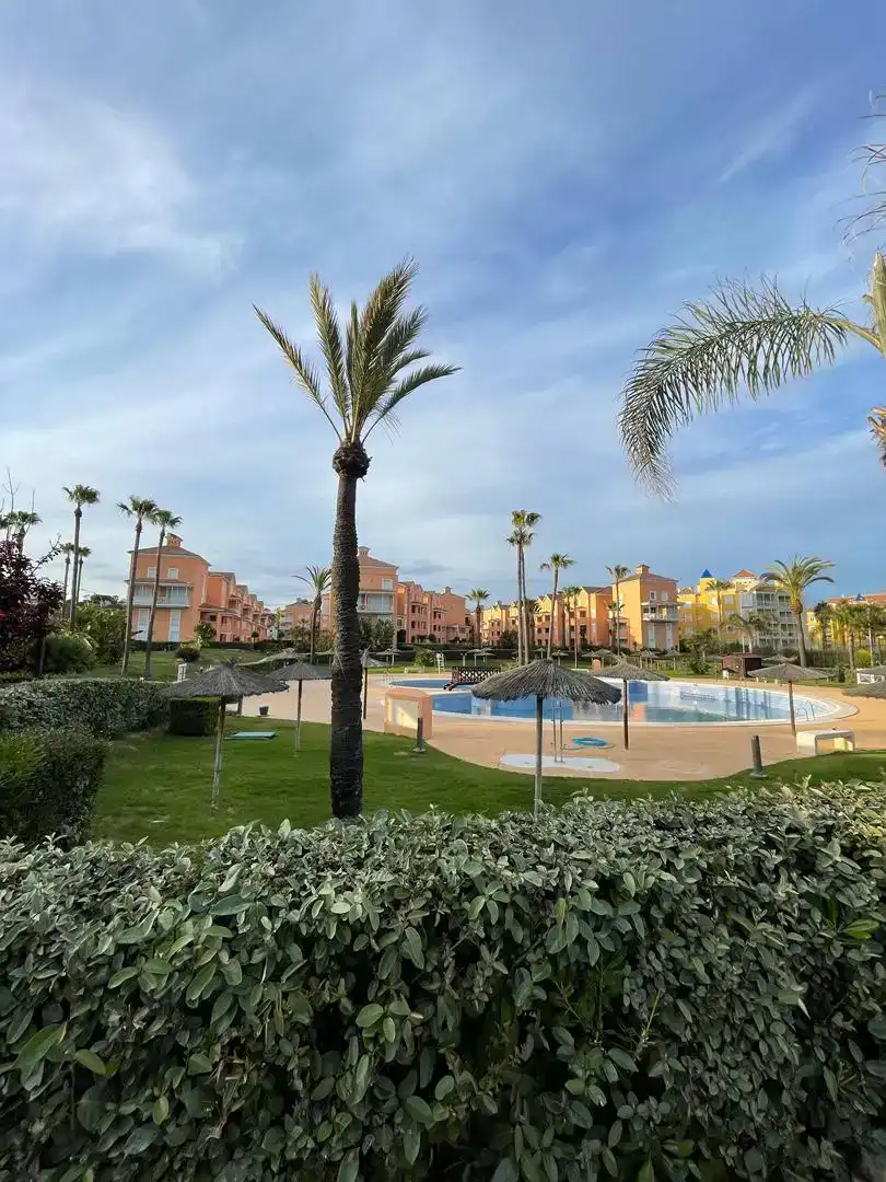 Außenansicht von Wohnung zur Miete in Islantilla mit Klimaanlage und Schwimmbad