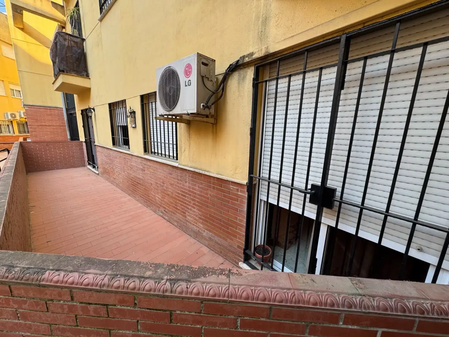 Außenansicht von Erdgeschoss zum Verkauf in Dos Hermanas mit Klimaanlage, Heizung und Terrasse