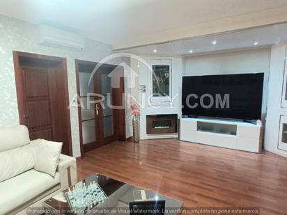 Sala d'estar de Casa adosada en venda en Alcalá de Guadaira amb Aire condicionat, Calefacció i Jardí privat