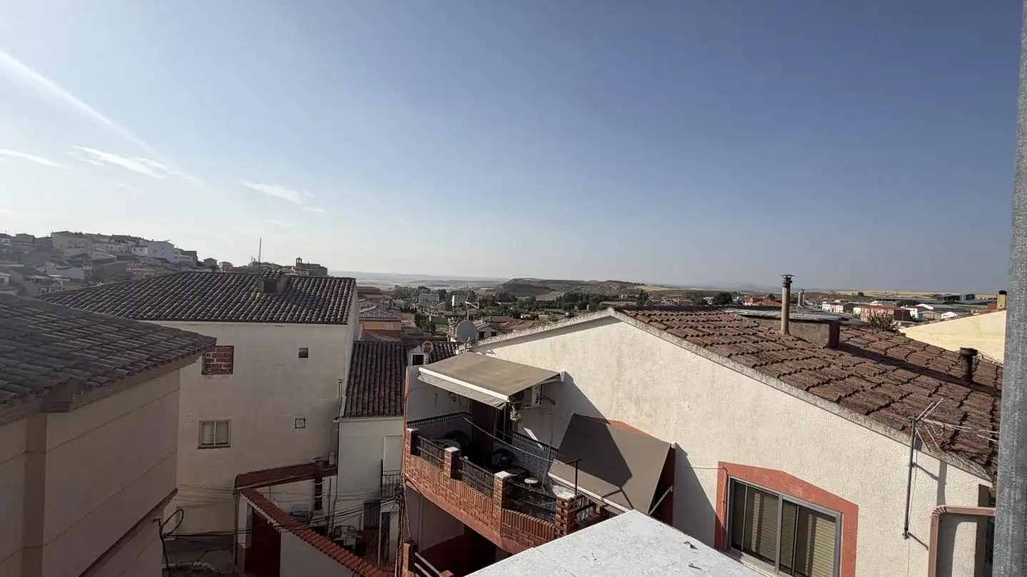 Außenansicht von Wohnung zum Verkauf in Carboneras de Guadazaón mit Terrasse, Abstellraum und Balkon