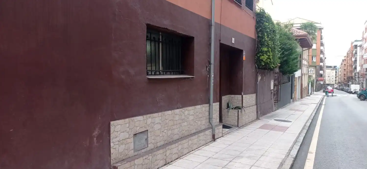 Vista exterior de Casa o xalet en venda en Oviedo  amb Calefacció i Parquet
