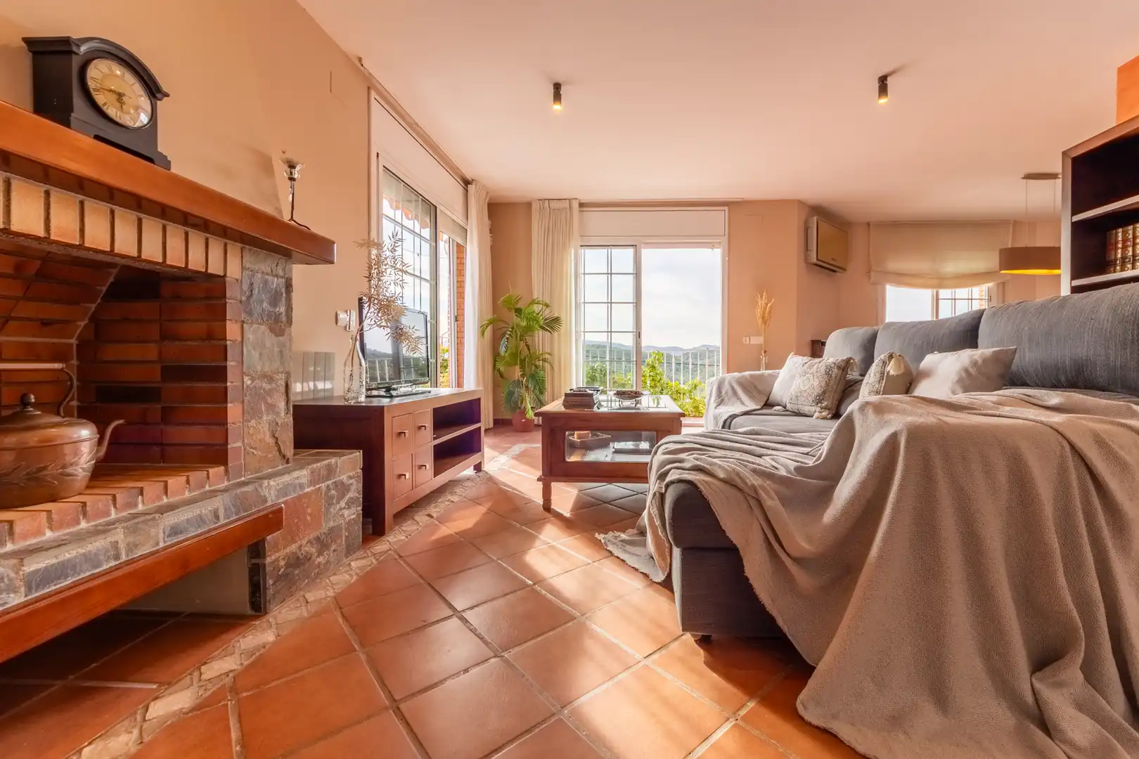 Chalet con terraza en venta en Carrer dels Pirineus, imagen 5