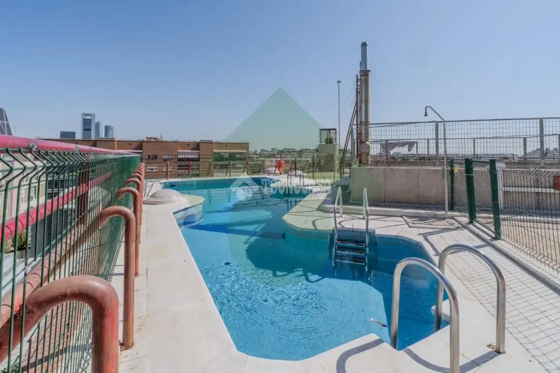 Piscina de Piso en venta en Madrid