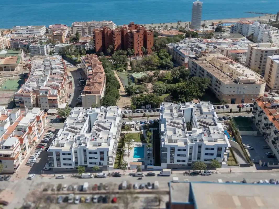 Vista exterior de Pis en venda en Estepona amb Aire condicionat, Terrassa i Piscina