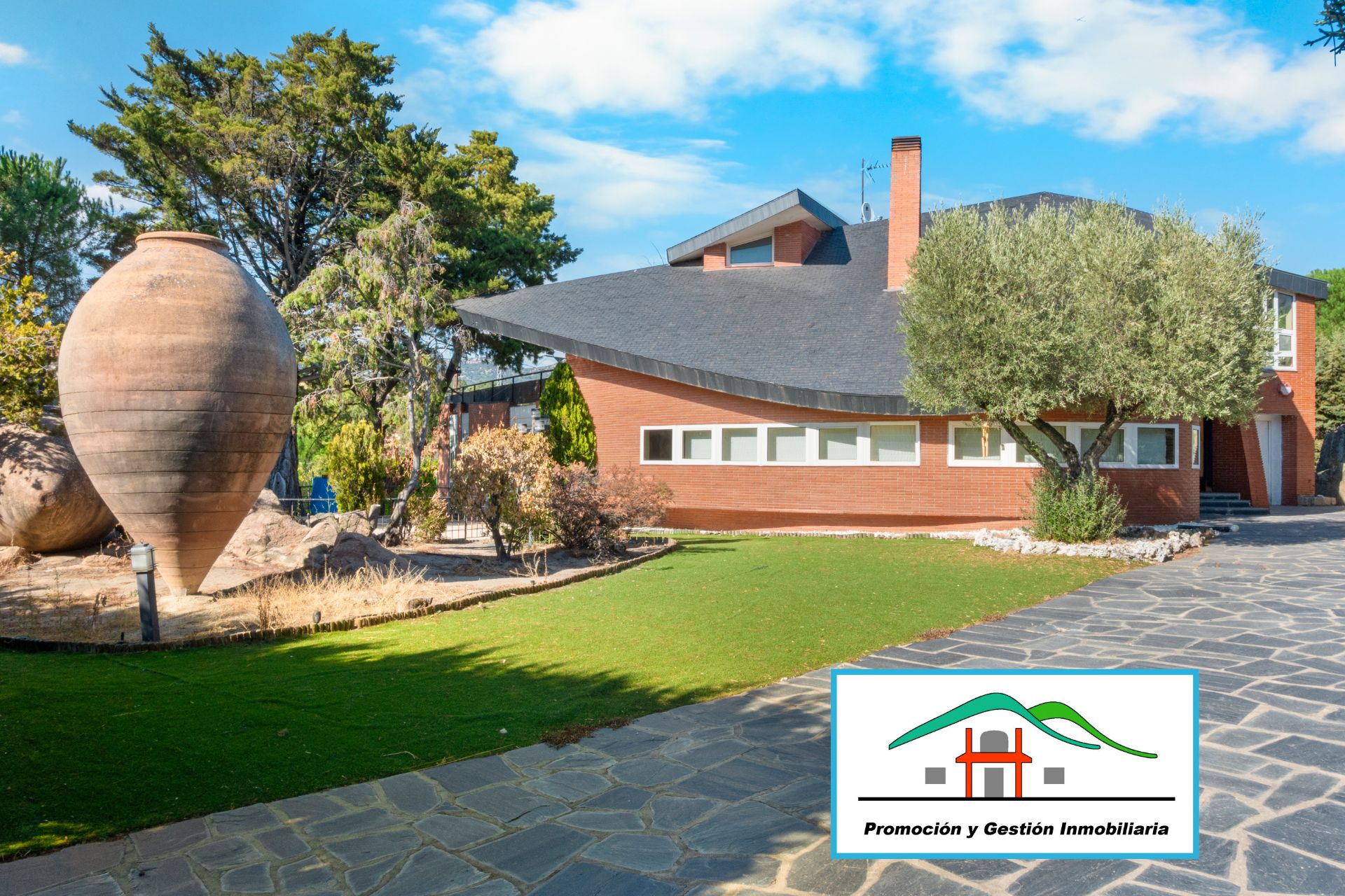 Vista exterior de Casa o xalet en venda en Hoyo de Manzanares amb Jardí privat, Piscina i Alarma