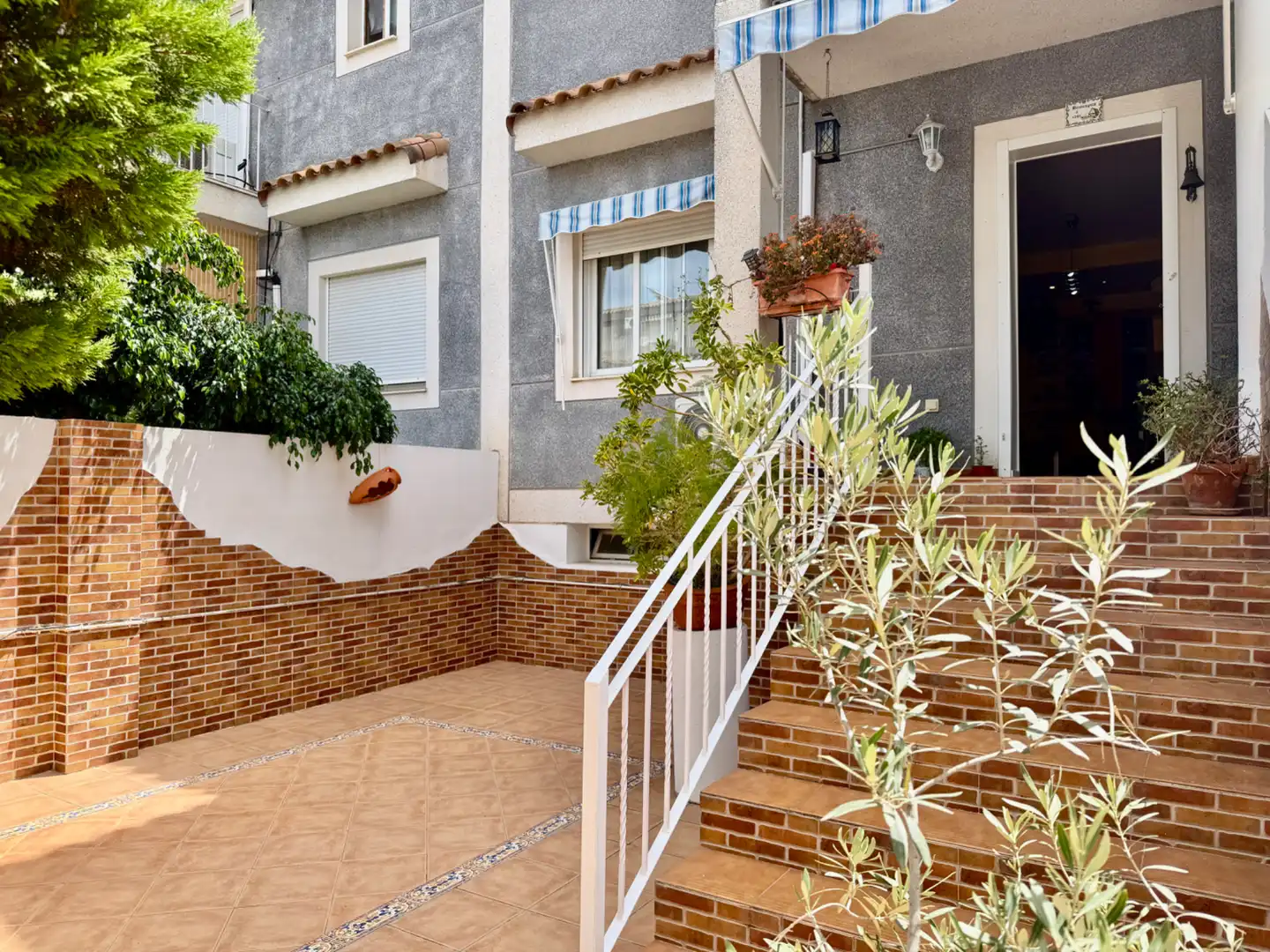 Terrasse von Einfamilien-Reihenhaus zum Verkauf in San Antonio de Benagéber mit Klimaanlage, Heizung und Privatgarten