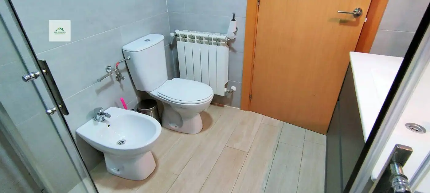 Baño de Piso de alquiler en Huesca con Calefacción, Terraza y Amueblado