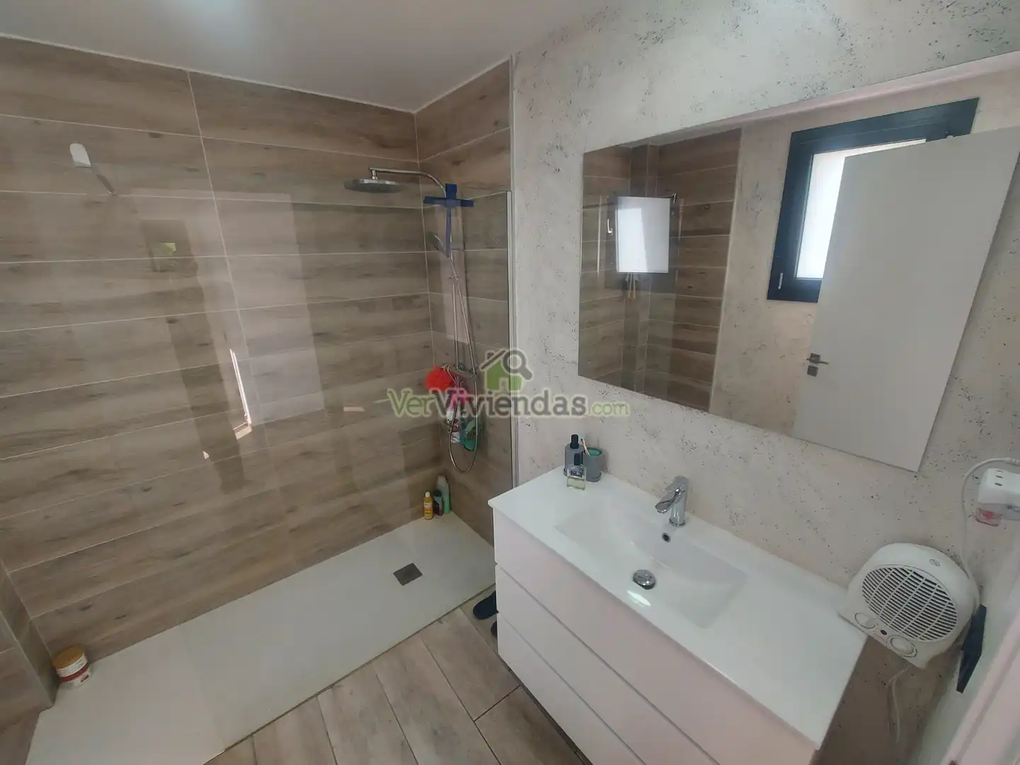 Badezimmer von Haus oder Chalet zum Verkauf in Pallejà mit Klimaanlage, Heizung und Privatgarten