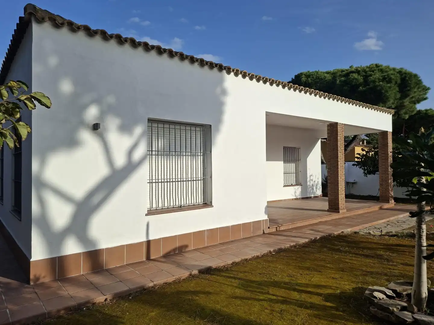 Vista exterior de Casa o xalet en venda en Chiclana de la Frontera amb Jardí privat