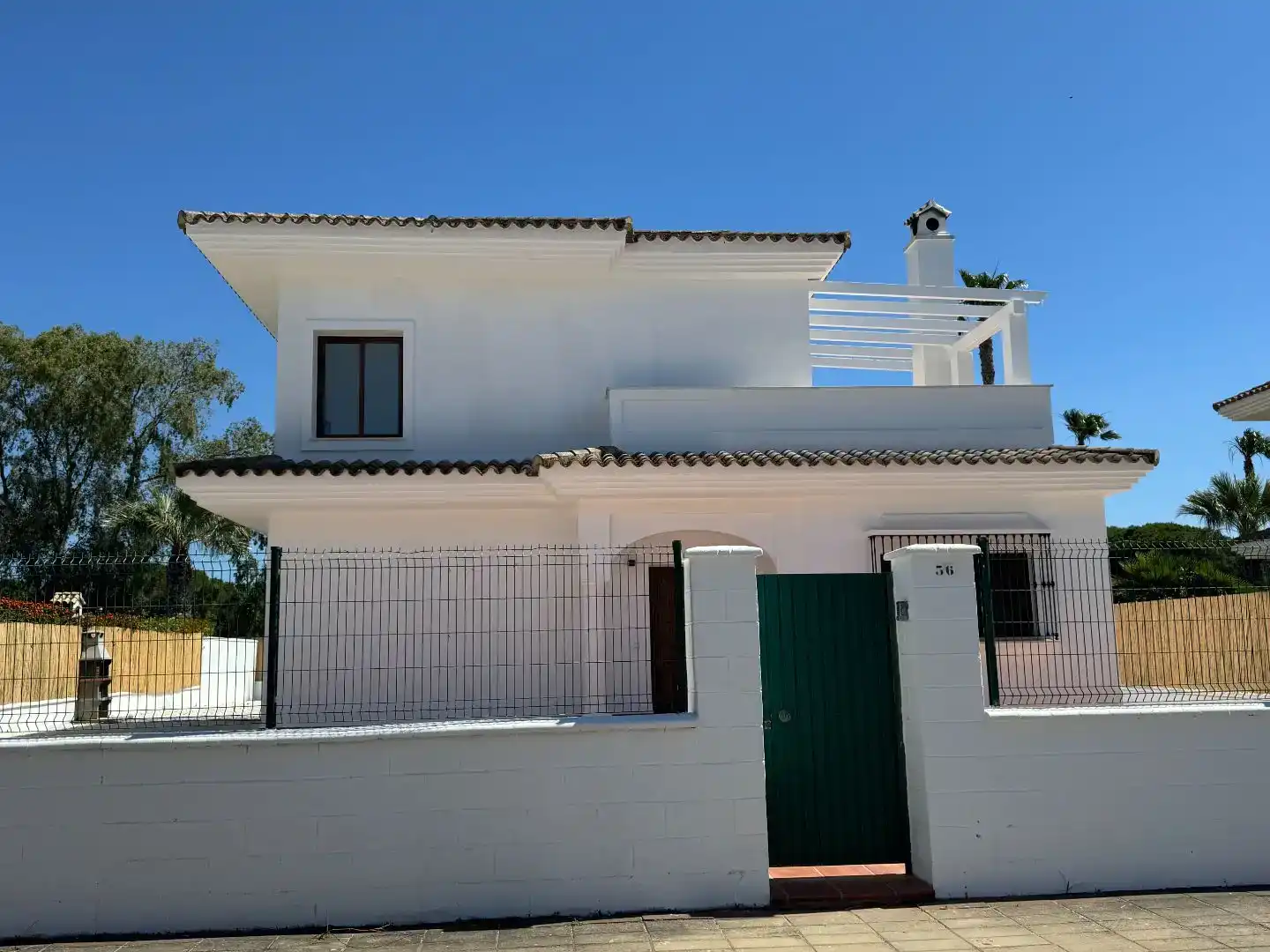 Vista exterior de Casa o xalet en venda en Conil de la Frontera amb Piscina i Balcó