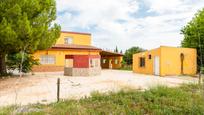 Vista exterior de Casa o xalet en venda en Carmona amb Terrassa i Piscina