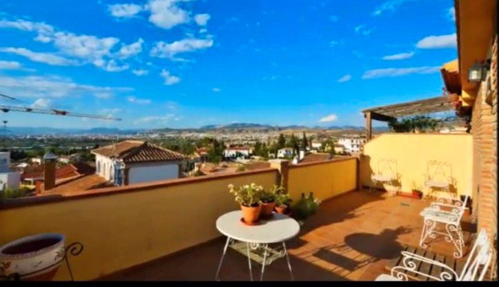 Vista exterior de Àtic en venda en La Zubia amb Calefacció, Parquet i Terrassa