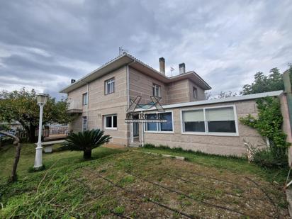 Vista exterior de Casa o xalet en venda en San Cibrao das Viñas amb Calefacció, Jardí privat i Parquet