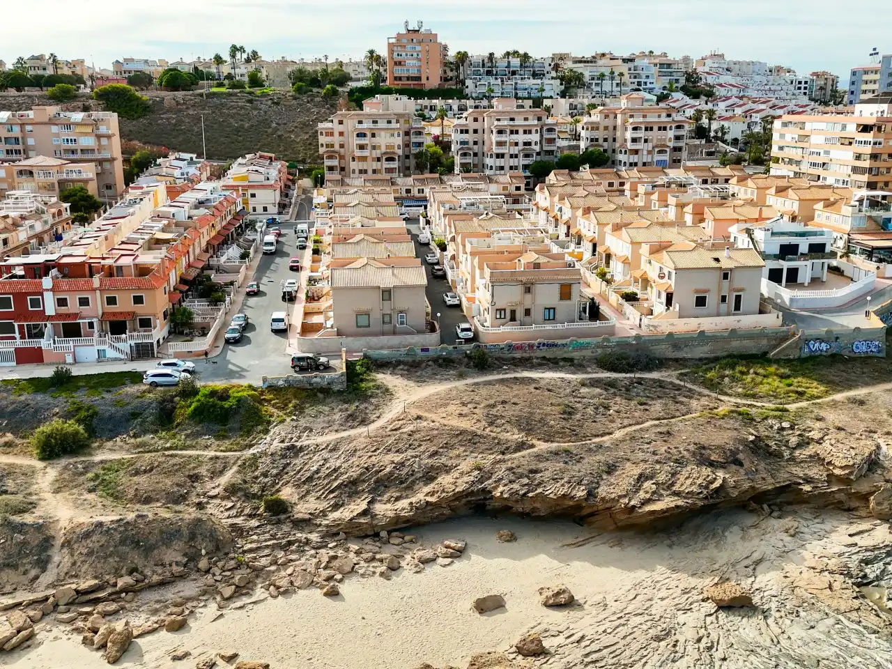 Vista exterior de Casa adosada en venda en Torrevieja amb Aire condicionat, Calefacció i Jardí privat