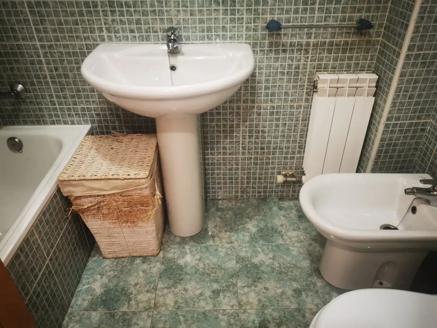 Baño de Apartamento de alquiler en Salamanca con Calefacción, Parquet y Amueblado