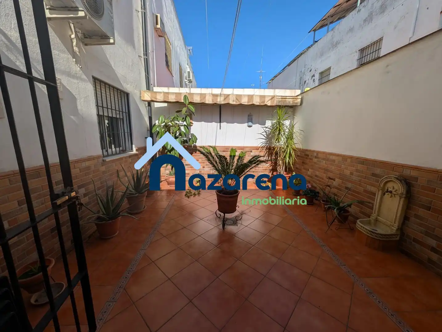 Vista exterior de Casa o xalet en venda en Dos Hermanas amb Aire condicionat, Jardí privat i Parquet