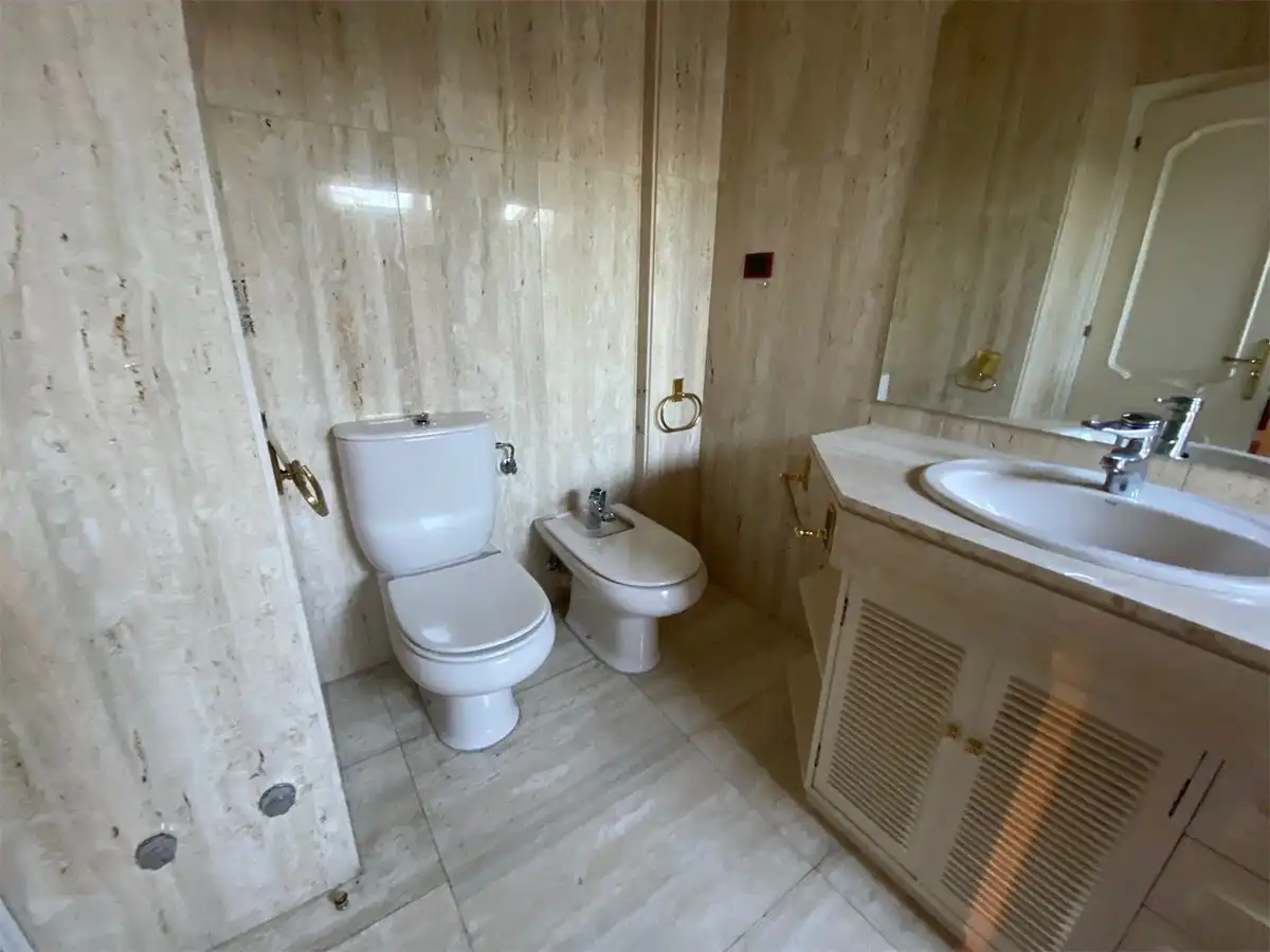 Baño de Piso en venta en Oviedo  con Calefacción