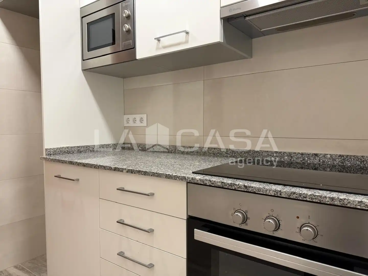 Cuina de Pis en venda en Santa Coloma de Gramenet amb Moblat i Forn