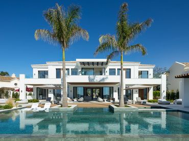 Villa con piscina in vendita a Urbanizacion el Herrojo 236