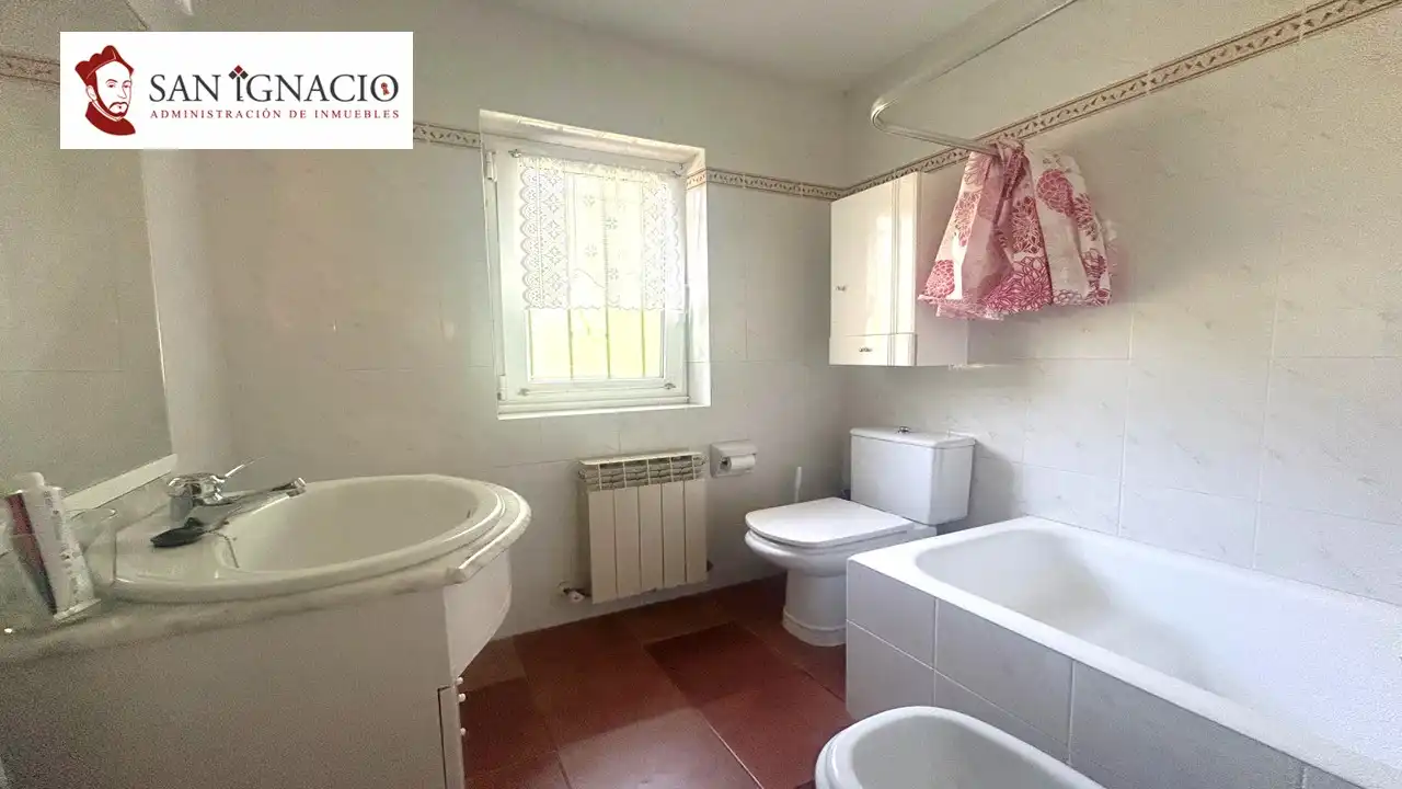 Bany de Casa o xalet en venda en Merindad de Montija amb Calefacció, Jardí privat i Moblat