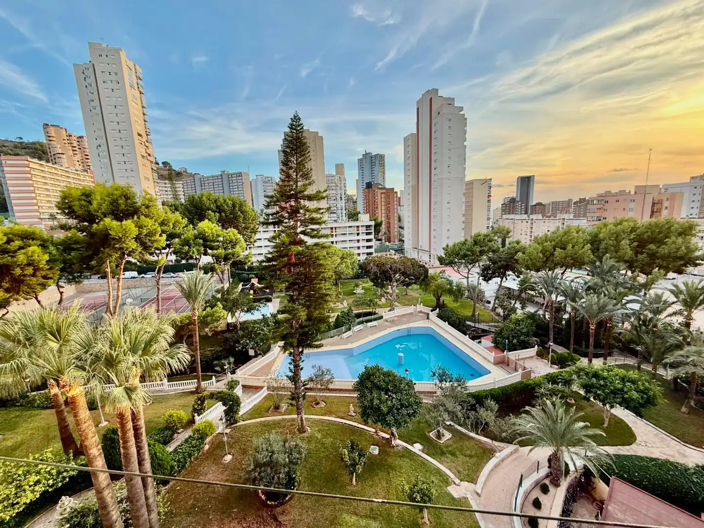 Außenansicht von Wohnungen zum Verkauf in Benidorm mit Gemeinschaftspool