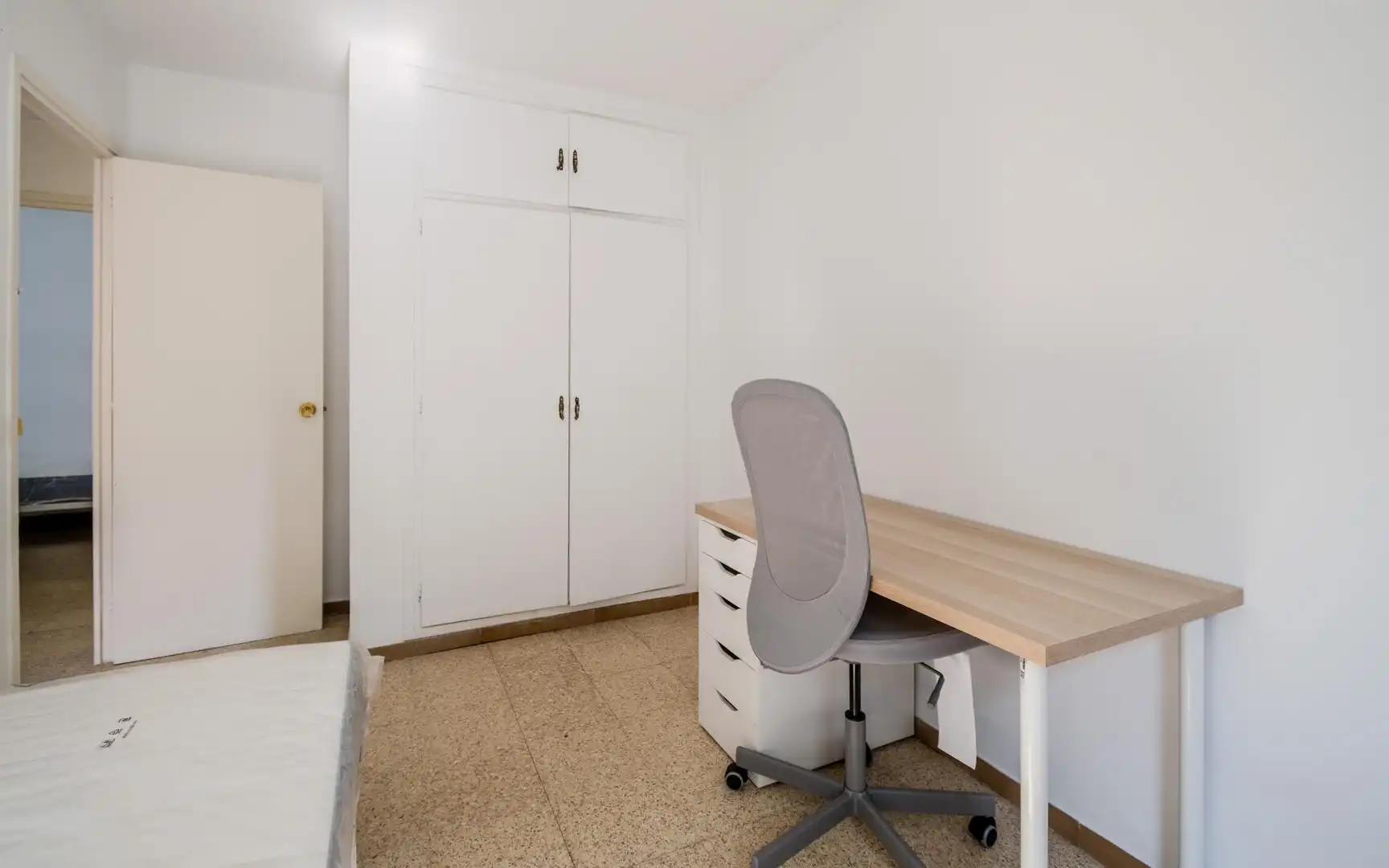 Bedroom of Flat for rent in Girona