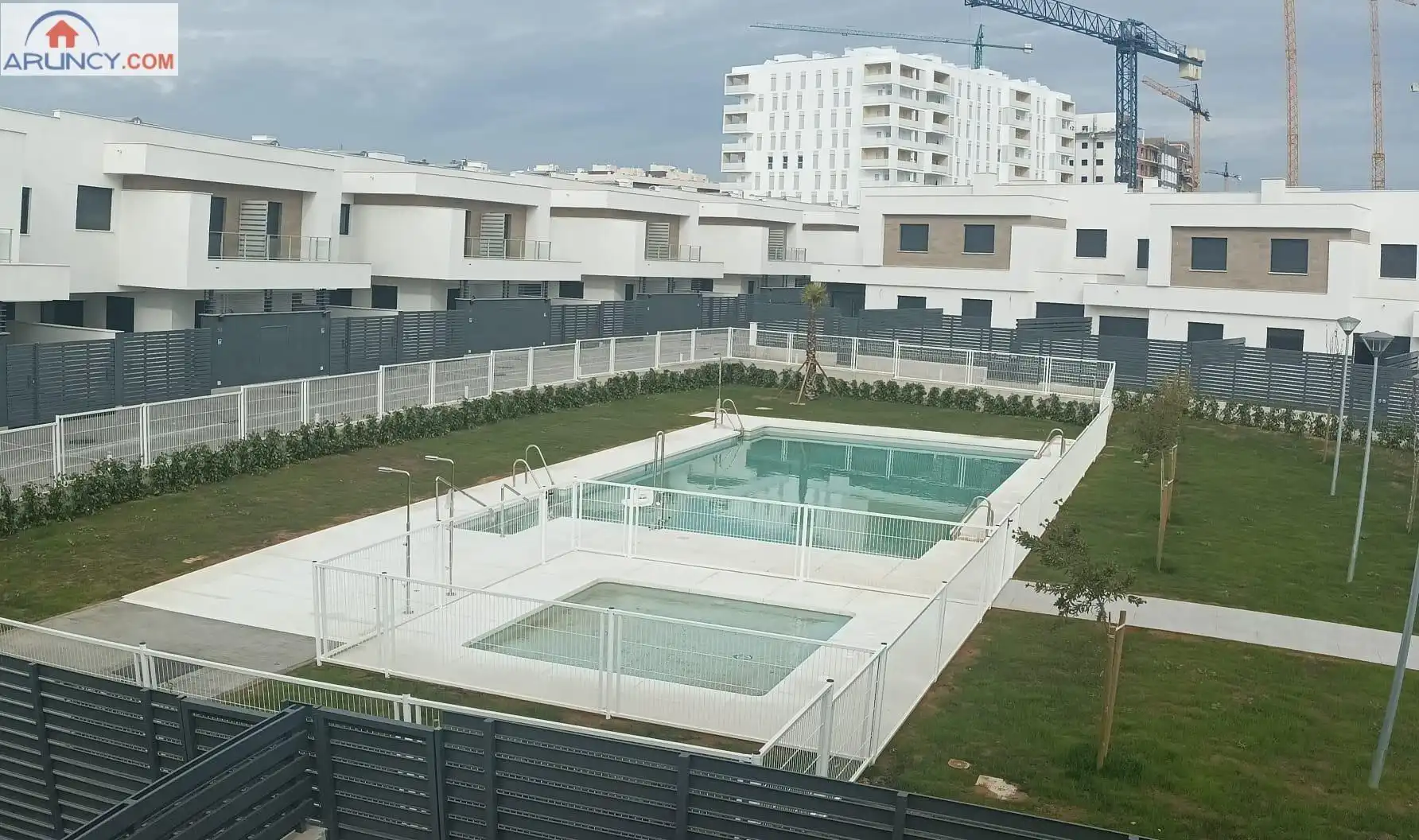 Adosado con piscina en venta en Entrenúcleos, imagen 3