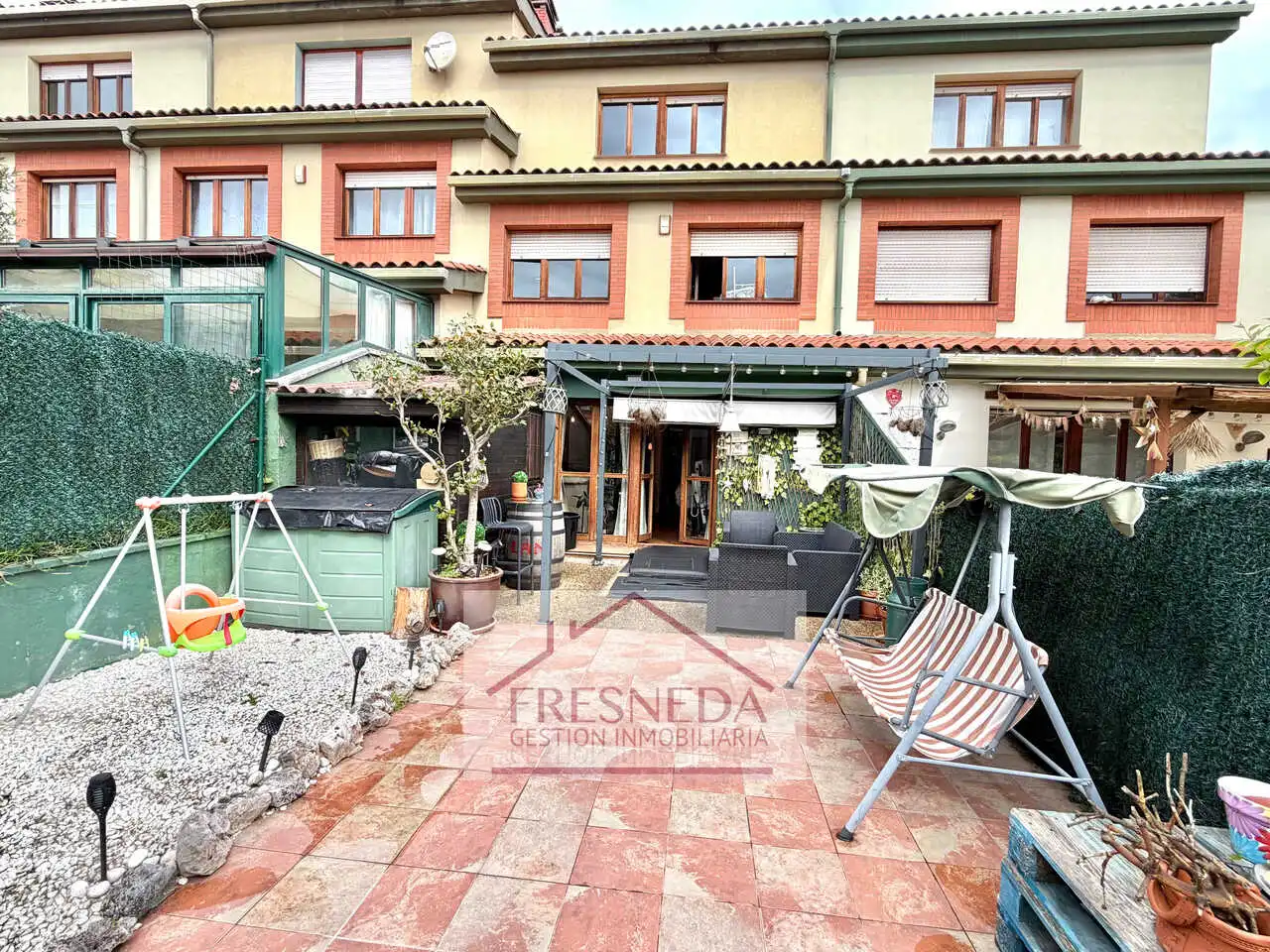 Terrasse von Einfamilien-Reihenhaus zum Verkauf in Siero mit Heizung, Privatgarten und Parkett