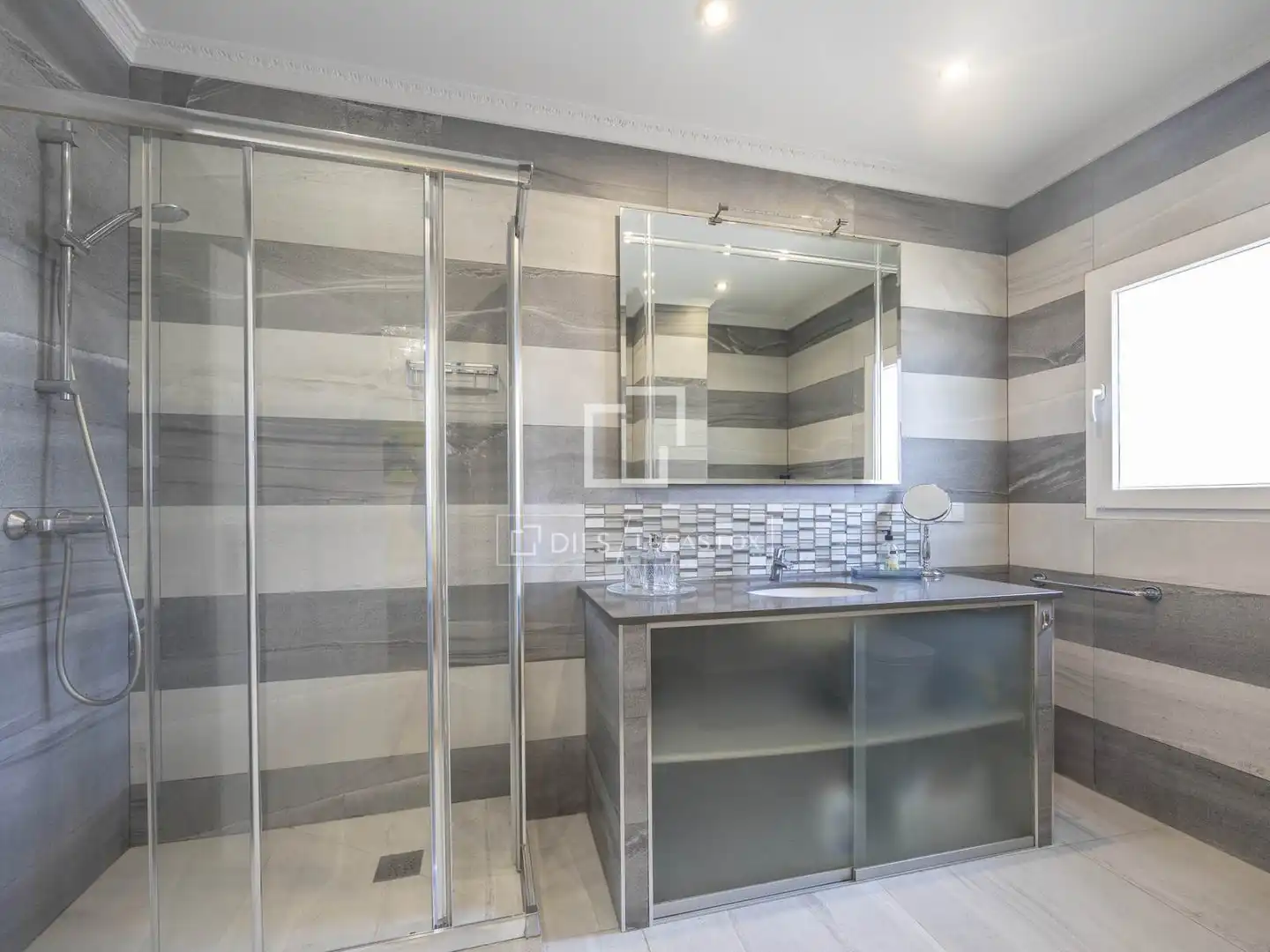 Bathroom of Flat for rent in Valencia  with Air Conditioner, Parquet flooring and Furnished